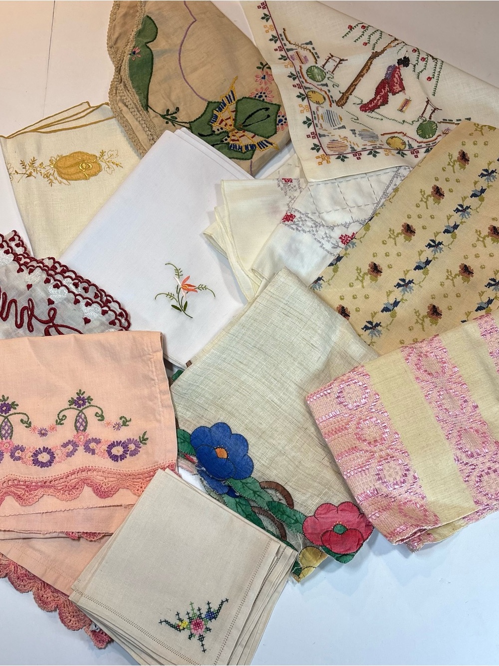 Vtg Embroidered Linens-Tablecloths Runners Tea Towels Napkins Huge Lot-See Pics